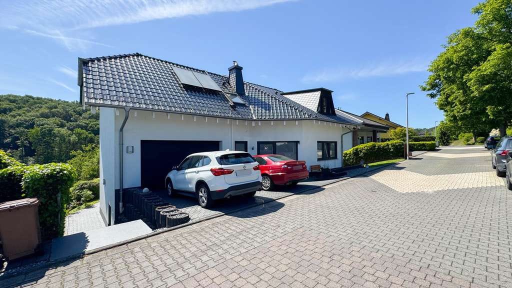 Immobilie in Niedererbach - Exklusives Wohnhaus mit Einliegerwohnung und großem Garten in traumhafter Lage vor Limburg! - Bild 3