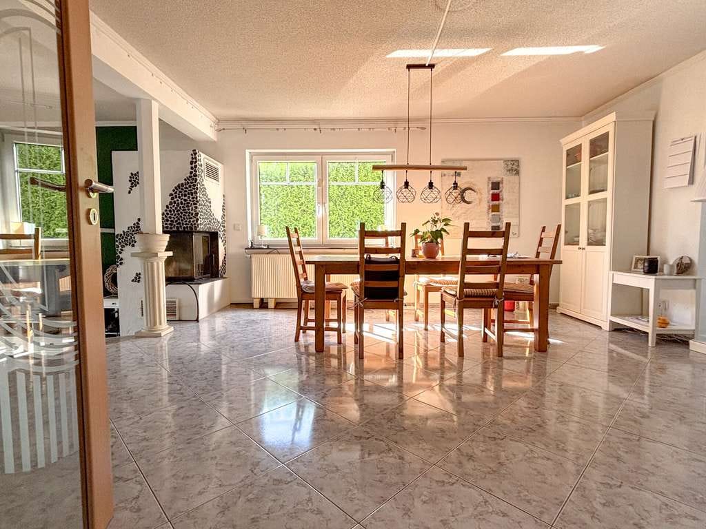 Immobilie in Dürrholz - Familienidylle im Grünen – großzügiges Einfamilienhaus mit Kamin, Garten und Pool - Bild 2