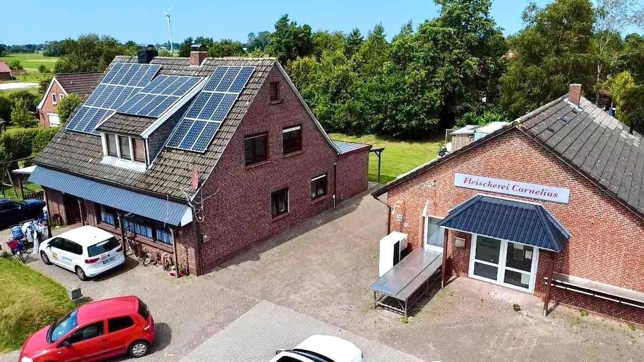 Immobilie in Südbrookmerland - Vielseitiges Wohn- und Geschäftshaus mit 3 Einheiten, kernsanierter Fleischerei & PV-Anlage - Bild 0