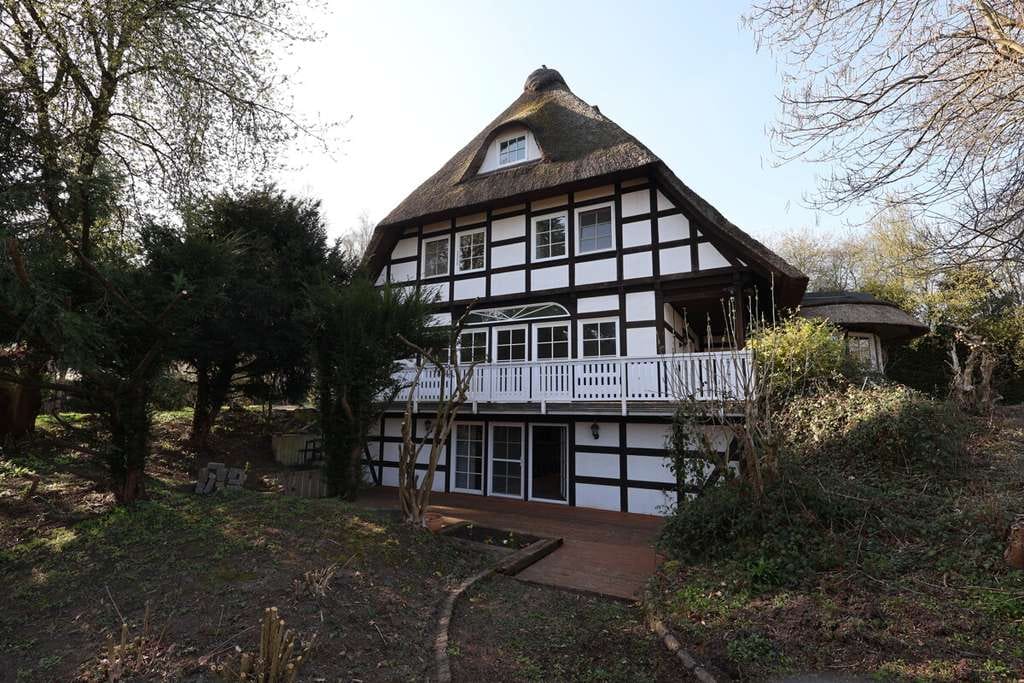 Immobilie in Hüllhorst - Exklusive Villa mit Wellnessbereich, Pool & großem Grundstück - Bild 1