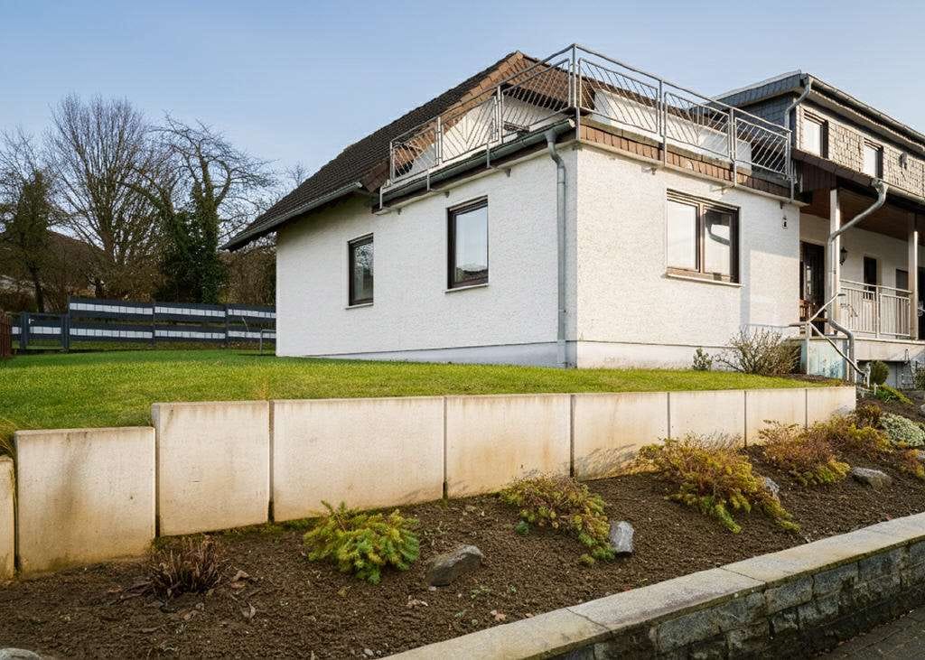 Immobilie in Warstein - Großzügiges Wohnen mit viel Potenzial:
Gepflegtes Zweifamilienhaus in ruhiger Wohnlage von Wa - Bild 1