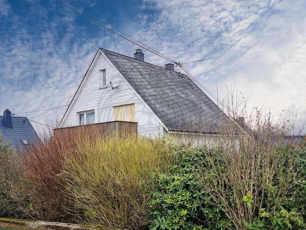Immobilie in Rennerod - Rennerod/OT "Handwerker aufgepasst" Einfamilienhaus mit Garagen und Garten - Bild 4