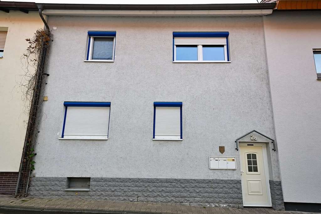 Immobilie in Walldorf - Ruhige Gartenidylle mitten in Walldorf – saniertes Zweifamilienhaus mit Maisonette-Wohnung - Bild 1