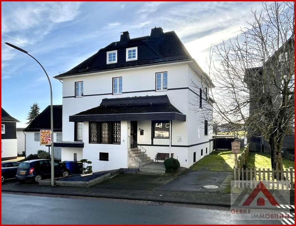Immobilie in Medebach - Einziehen oder vermieten – Liebevoll möbliertes MFH mit 4 Wohnungen - Bild 1