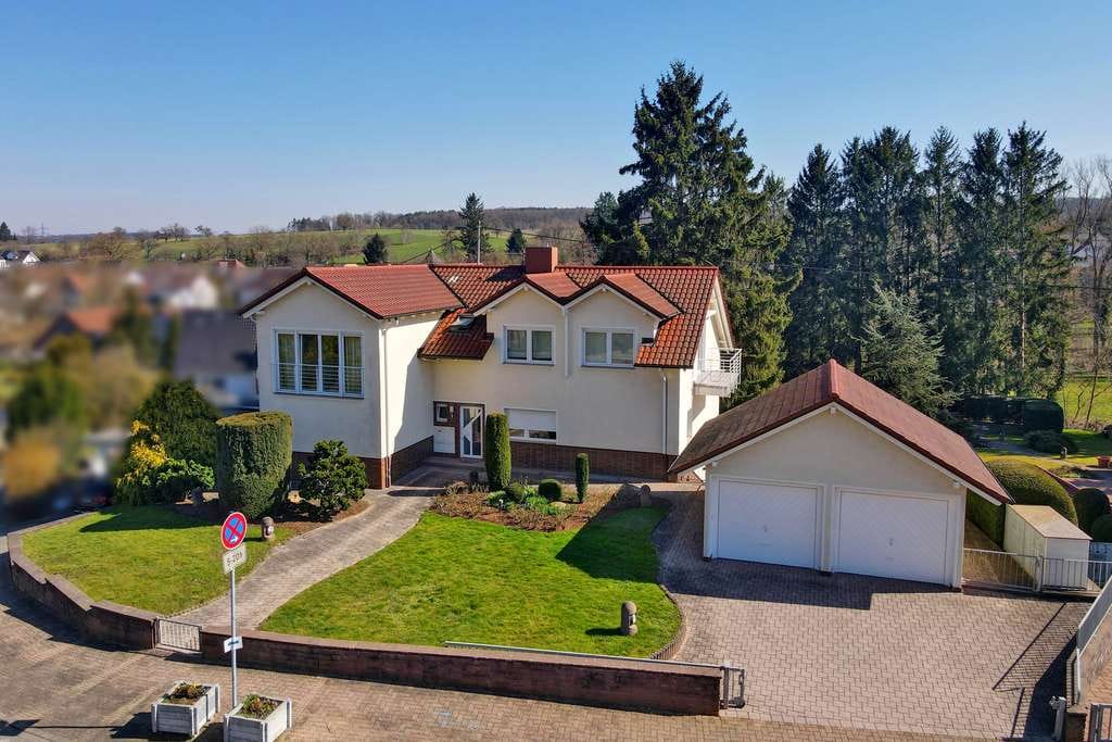 Immobilie in Karlsbad - Provisionsfrei! Großzügiges Einfamilienhaus mit 3 weiteren Wohneinheiten- Energieeffizienz B - Bild 0