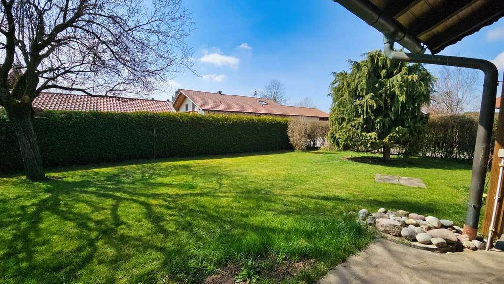 Immobilie in Nußdorf - Bei Chieming am Chiemsee - Landhaus mit 900qm uneinsehbarem sonnigen Gartengrundstück – Doppelgarage - Bild 4