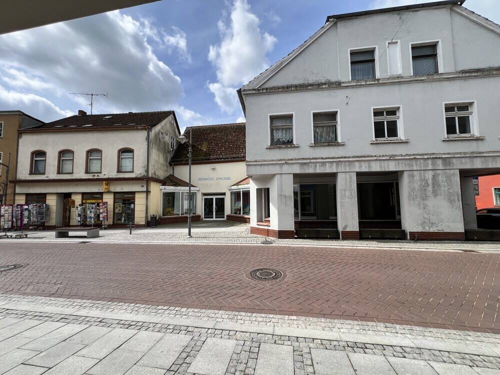 Immobilie in Ueckermünde - Wohn und Geschaftshaus an der Uecker am Jachthafen neben der Post. Sanierungsbedürftig. 700 m² Land - Bild 0