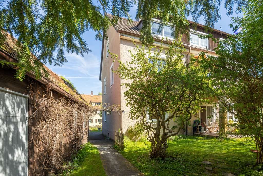 Immobilie in Memmingen - Großzügiges Zweifamilienhaus mit Terrasse, Balkon und vielen Möglichkeiten - Bild 3