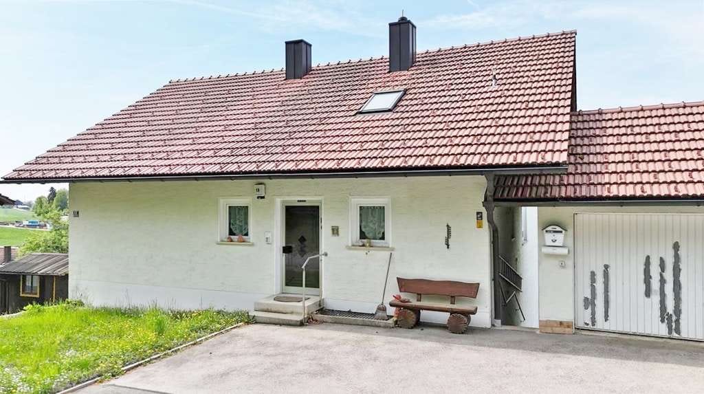 Immobilie in Hauzenberg - Panoramisches Wohnen in 
94051 Hauzenberg – Ein Refugium mit Substanz, Ruhe und außergewöhnlichem E - Bild 1