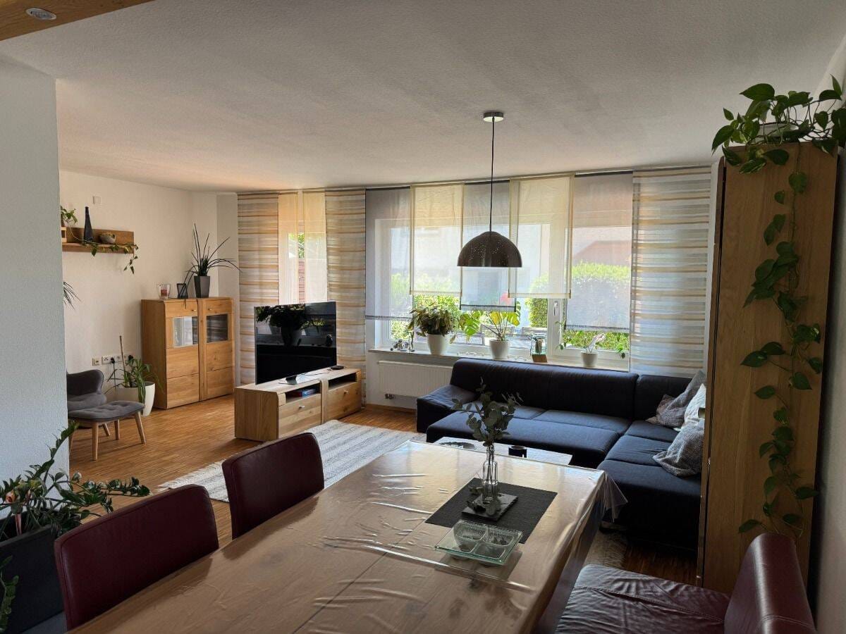 Immobilie in Herrieden - Gepflegte Doppelhaushälfte in attraktiver Wohnlage von Herrieden mit Garten und Garage - Bild 1