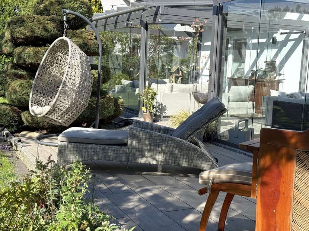 Immobilie in Appen - Neuwertiges & energetisches
6-Zimmer-Architektenhaus 
mit zwei Wintergärten 
und exkl. Carport-An - Bild 1