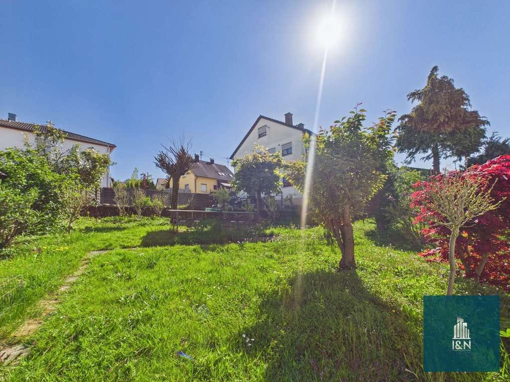 Immobilie in Erdmannhausen - RAUMWUNDER - Großes Ein-bis Zweifamilienhaus mit 3 Garagen und großem Garten - Bild 2