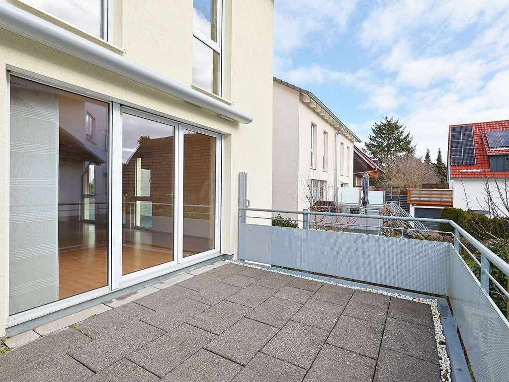 Immobilie in Nufringen - Moderne Doppelhaushälfte mit großem Balkon und überdachter Terrasse - Bild 2