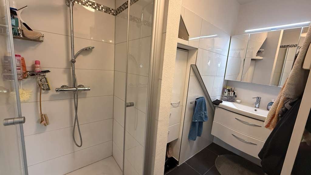 Immobilie in Bernau im Schwarzwald - Modernisierte 3,5-Zimmer-Dachgeschosswohnung mit toller Balkonsicht & Garage in Bernau! - Bild 2