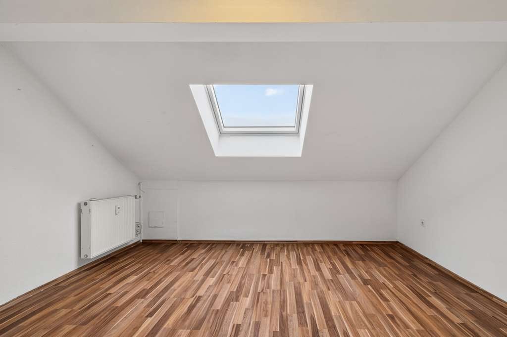 Immobilie in Linkenheim-Hochstetten - Gepflegte 2,5-Zimmer-Dachgeschosswohnung in Linkenheim – kompakt und hell - Bild 3
