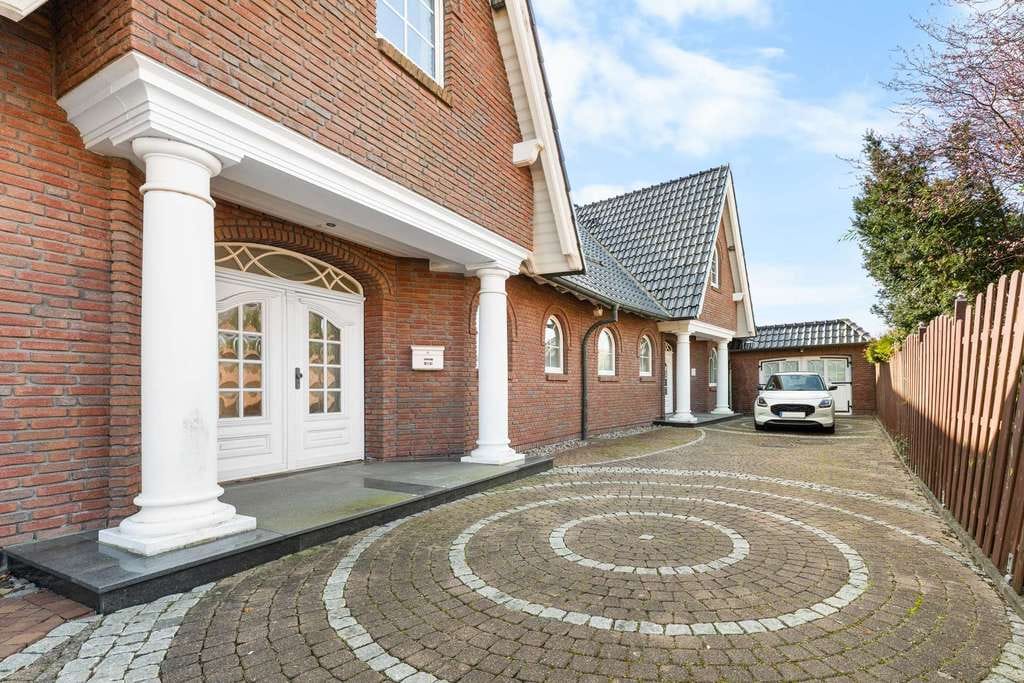 Immobilie in Cuxhaven - Einzigartiges Anwesen an der Küste - Großzügiges Doppelhaus mit Teich, Sauna und zwei Wohneinheiten - Bild 1