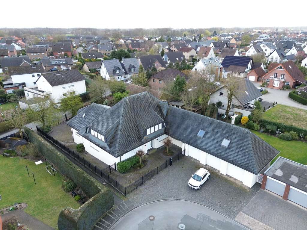 Immobilie in Verl - Großzügige Unternehmervilla in begehrter Lage von Verl – mit Schwimmbad und viel Potenzial - Bild 0