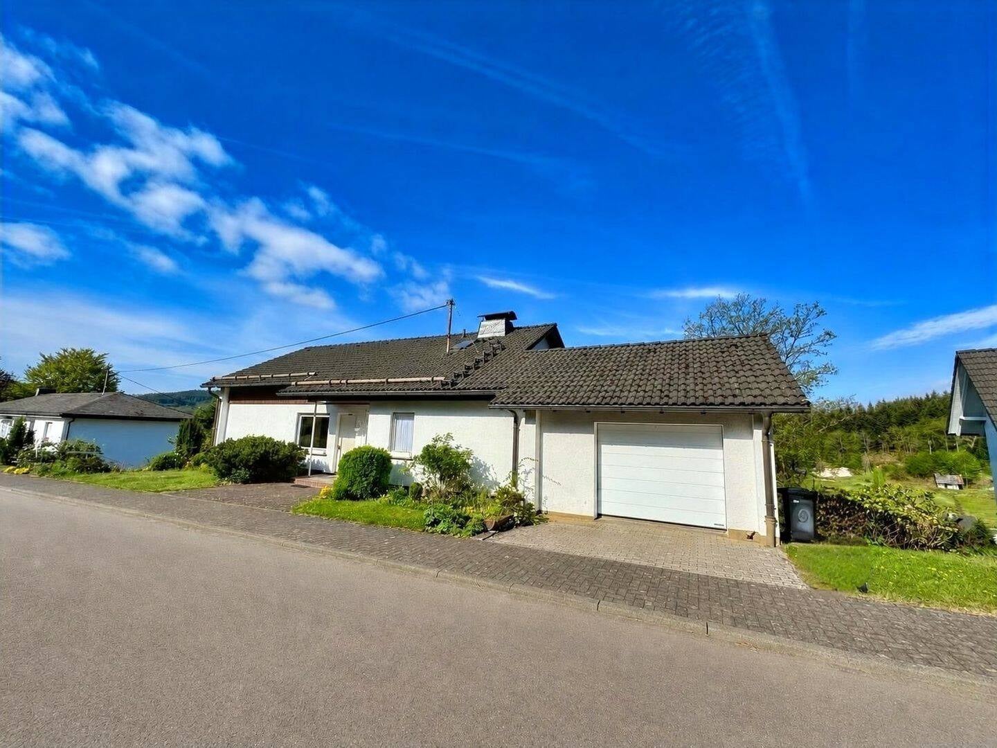 Immobilie in Kirchhundem - Neuer Preis: Charmantes Einfamilienhaus mit Einliegerwohnung in idyllischer Lage - Bild 0