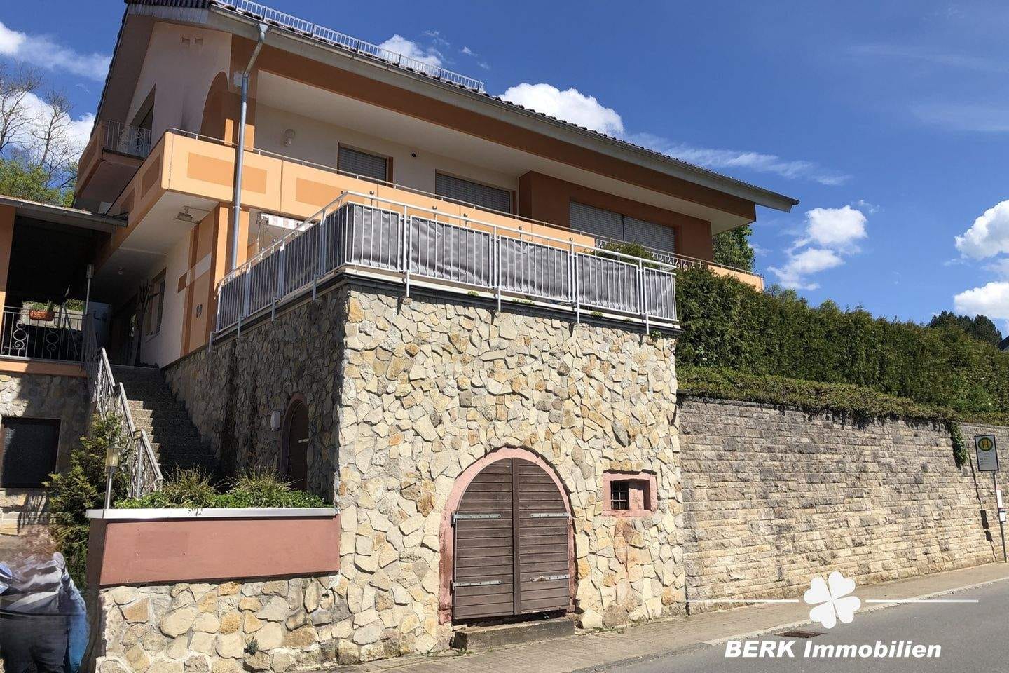 Immobilie in Hardheim - BERK Immobilien - Mehrfamilienhaus mit vielen Möglichkeiten - Selbstnutzer oder Kapitalanlage in Hardheim - Bretzingen - Bild 2