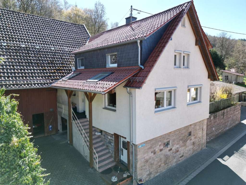 Immobilie in Flörsbachtal - Einziehen & wohlfühlen - gepflegtes Einfamilienhaus mit großem Grundstück  - Bild 1
