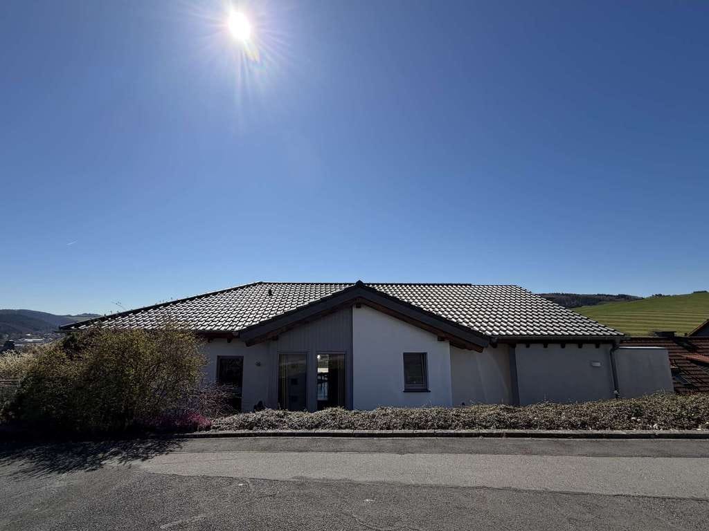 Immobilie in Daun - Sehr gepflegtes Wohnhaus mit Wärmepumpe, Aufzug, Terrasse, Balkon, Garage und Fernblick Daun (31) - Bild 1
