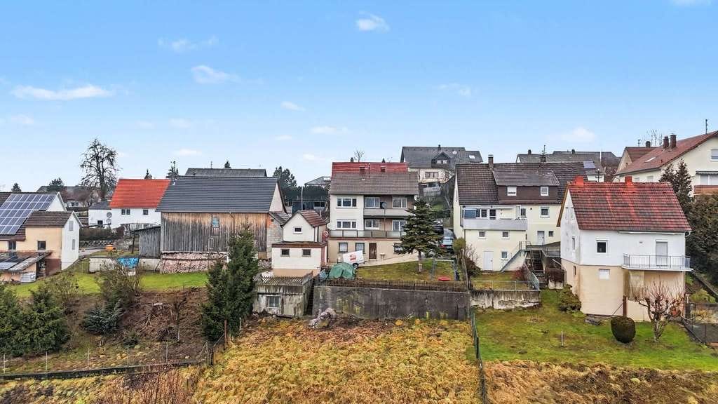 Immobilie in Dürmentingen - Kampfpreis in Aussichtslage – Zweifamilienhaus mit 972 m² Grundstück für Handwerker & Investoren! - Bild 1