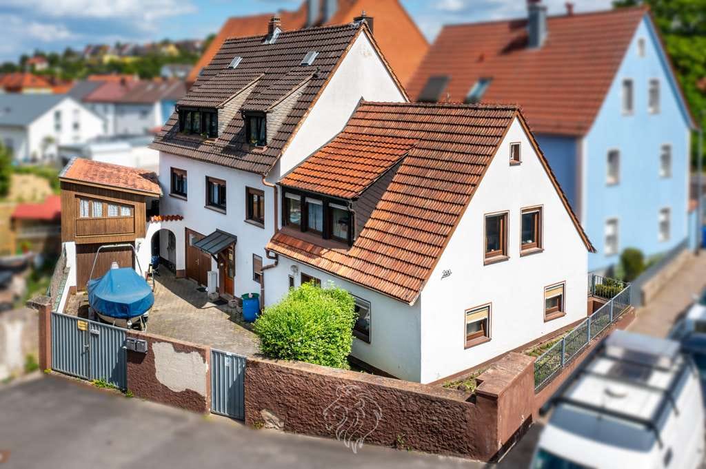 Immobilie in Würzburg - Charmantes Mehrfamilienhaus in Würzburg-Versbach: Attraktive Kapitalanlage und Eigenheim - Bild 0