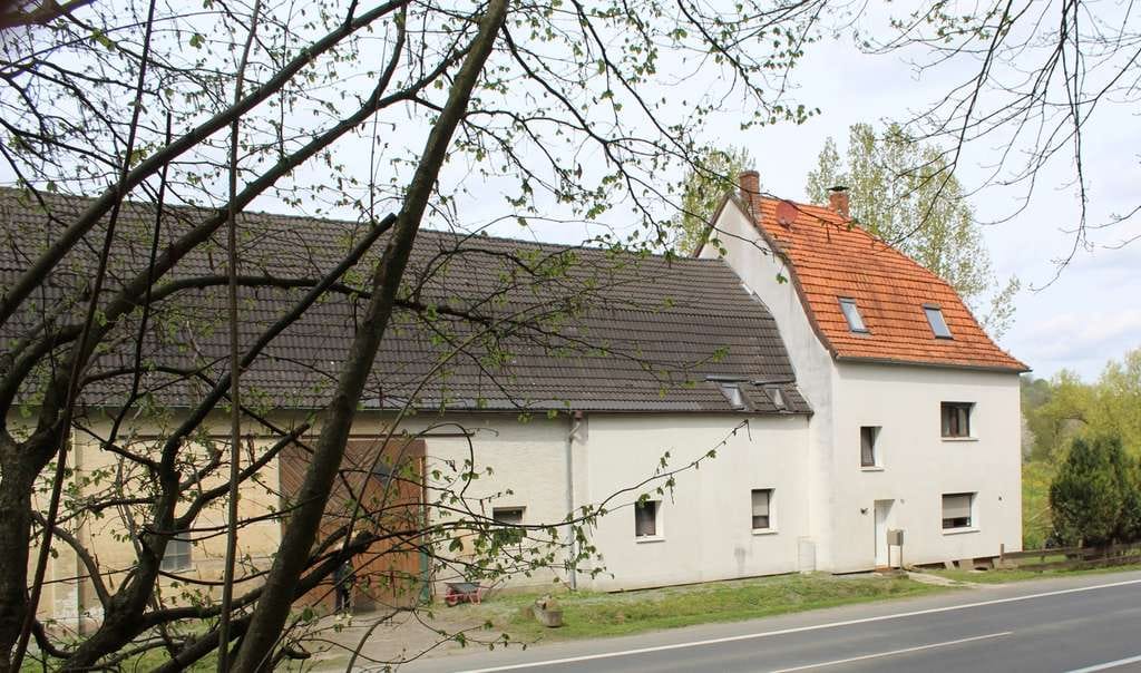 Immobilie in Lügde - Naturliebhaber und Investoren aufgepasst , 1,7 Hektar großes Grundstück mit Mehrfamilienhaus und großer Scheune. - Bild 1