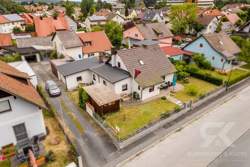 Immobilie in Hirschau - Attraktives Einfamilienhaus mit schöner Terrasse, Kamin und Doppelgarage am Waldrand von Hirschau - Bild 0