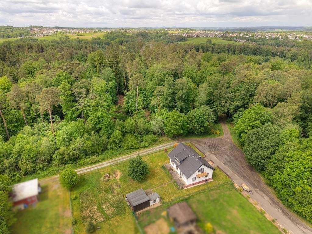 Immobilie in Dürrholz - Geräumiges Zweifamilienhaus in einzigartiger Waldrandlage von Dürrholz-Muscheid! - Bild 4