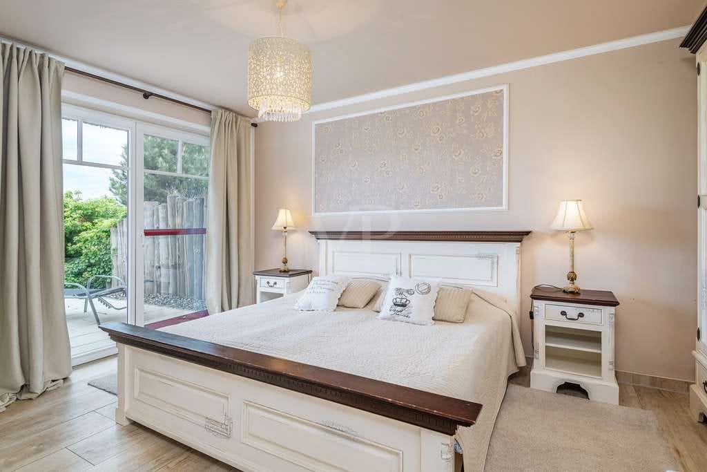 Immobilie in Saal - Exklusives Reetdachhaus mit Boddenblick | 2 Saunen, 4 Terrassen,  1 Balkon - Bild 4