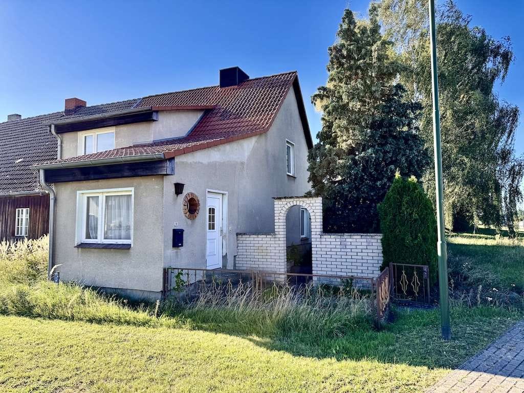 Immobilie in Grambow - HORN IMMOBILIEN++ Doppelhaushälfte in Rossow, sanierungsbedürftig mit kleinem Garten - Bild 1