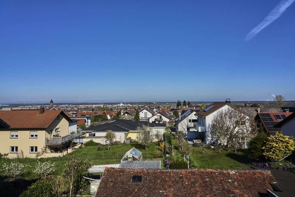 Immobilie in Malsch - 2-Fam.-Haus in schöner Halbhöhenlage mit Blick in die Rheinebene bis zu den Vogesen - Bild 3