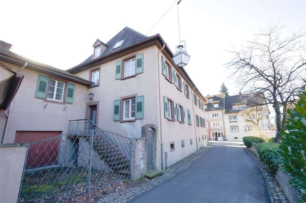 Immobilie in Staufen im Breisgau - Denkmalgeschütztes Doppelhaus in zentraler Lage mit großem Potenzial - Bild 1