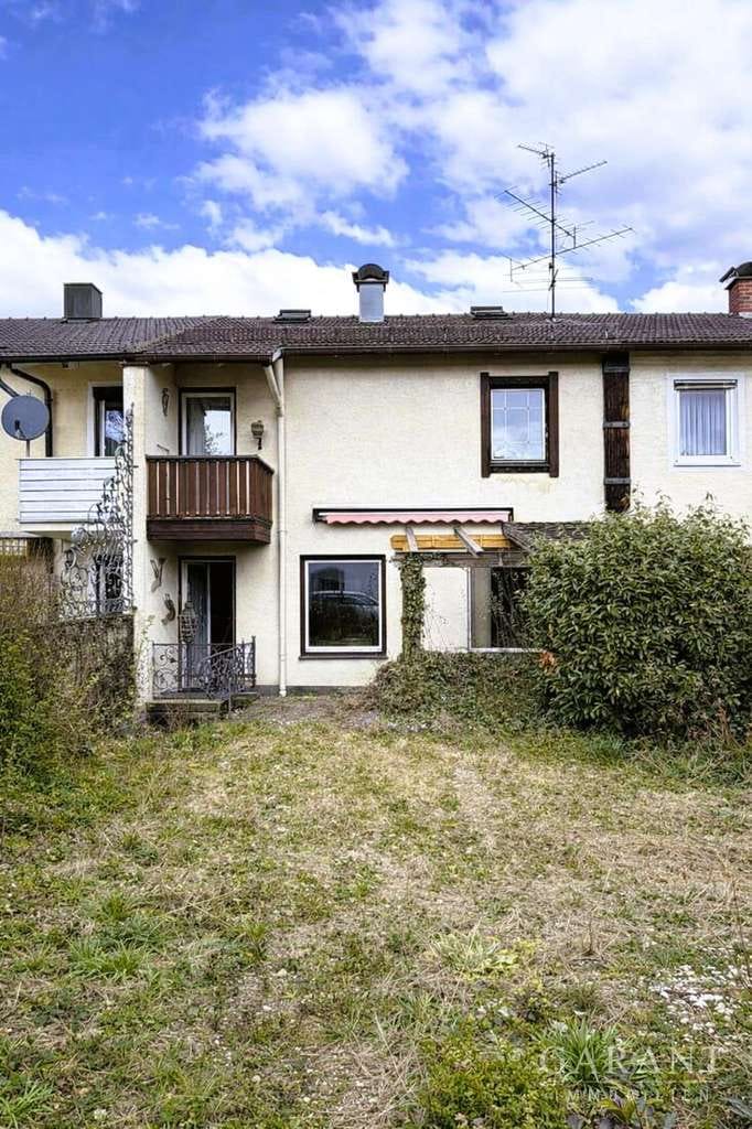 Immobilie in Altötting - Reihenmittelhaus in ruhiger Sackgasse in Altötting - Südgarten, Garage, viel Potenzial - Bild 0