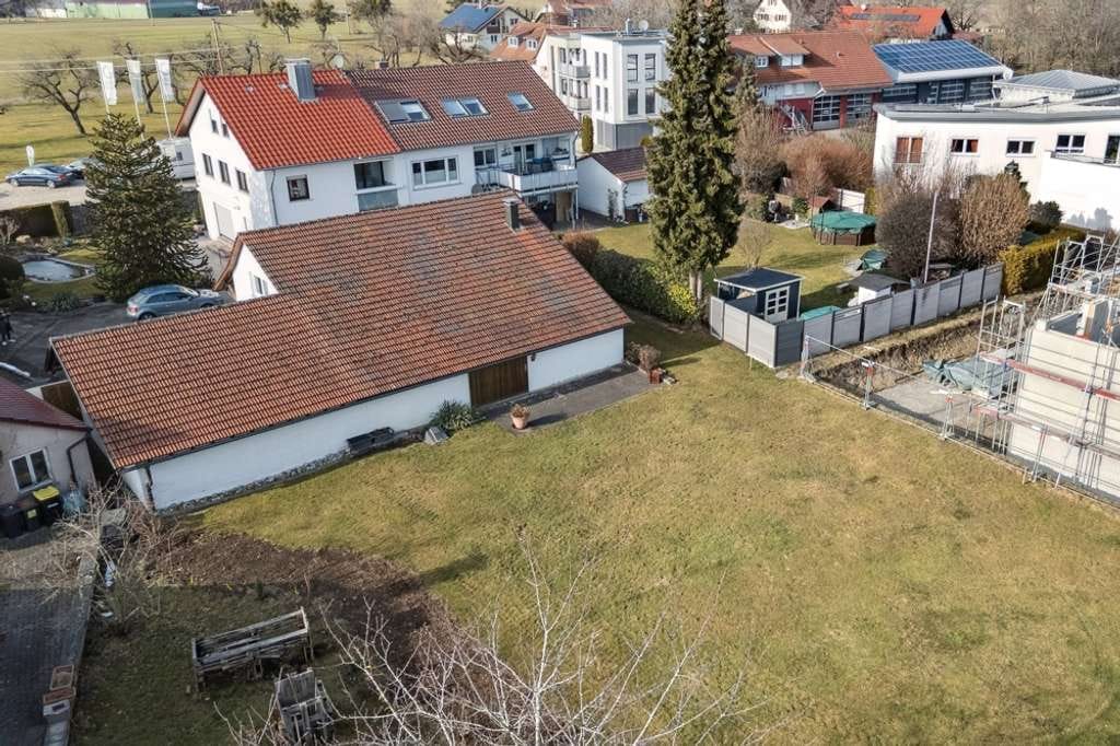 Immobilie in Grünkraut - Große Doppelhaushäflte mit 2 Doppelgaragen und angrenzenden Baugrundstück - Bild 2