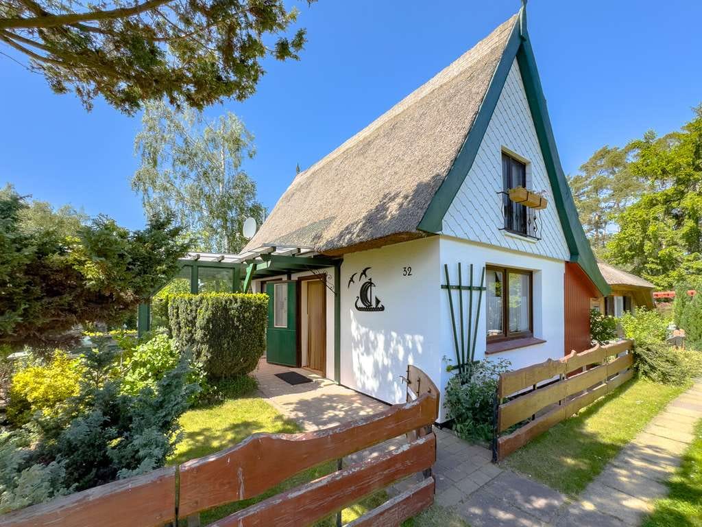 Immobilie in Sundhagen - Reetdach-Ferienhaus in Stahlbrode // 183 m bis zum Wasser // Garten, Terrasse & Stellplatz - Bild 1