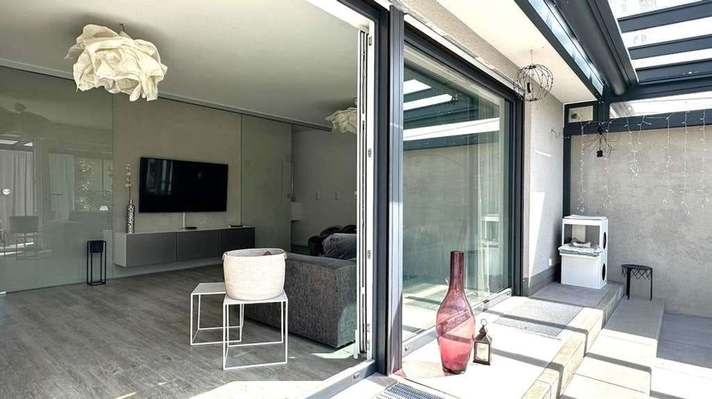Immobilie in Großaitingen - Modernes Haus mit Wintergarten, beheizbarem Salzwasser-Pool, Photovoltaikanlage & Doppelgarage - Bild 1