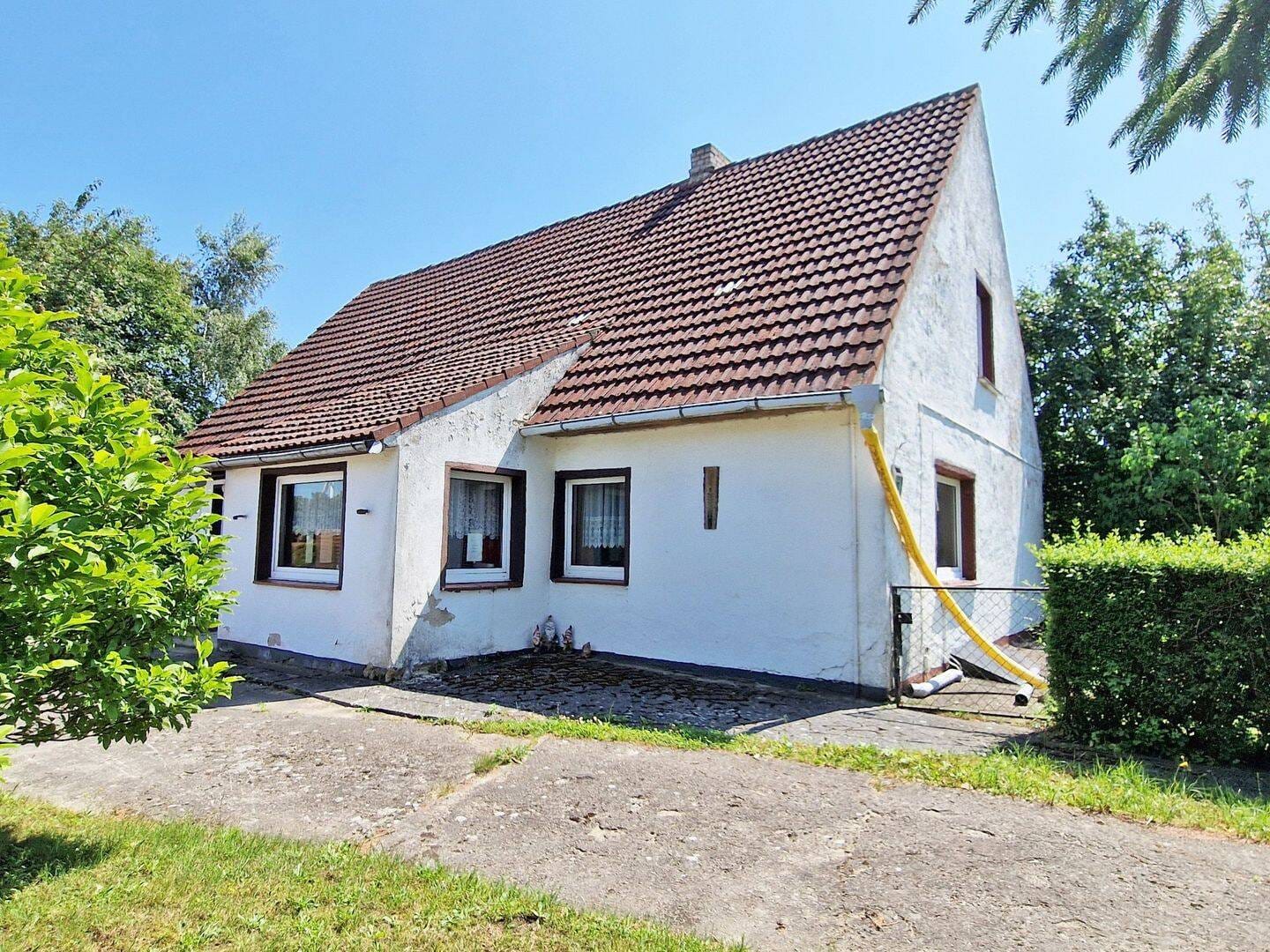 Immobilie in Karlsburg - sanierungsbedürftiges Wohnhaus mit über 6.000 m² Grundstück - zwischen Greifswald und Anklam - Bild 1