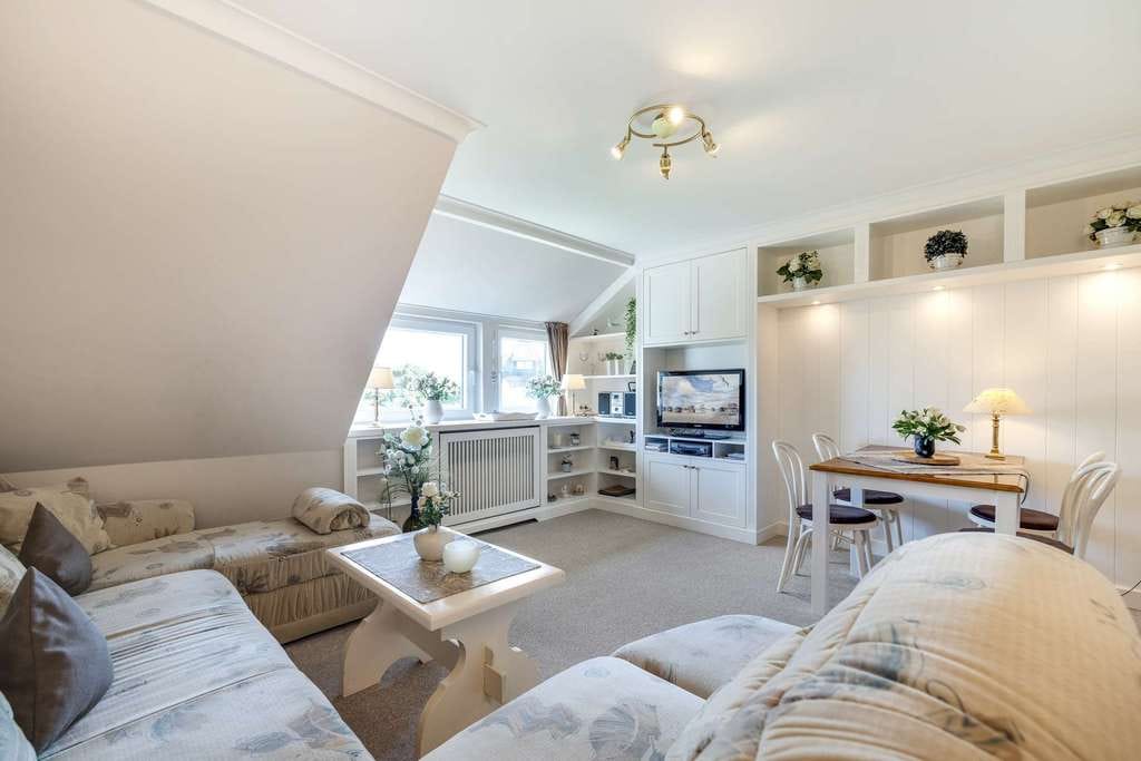 Immobilie in List auf Sylt - Kleines Inselrefugium unter Reet – charmante Dachgeschosswohnung in begehrter Wattenmeernähe - Bild 2