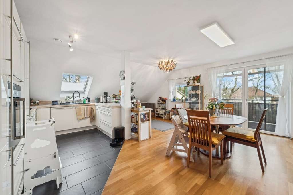 Immobilie in Neuching - Moderne 4-Zi.-DG-Whg. mit barrierefreiem Zugang, Balkon und hochwertiger Ausstattung - Bild 0