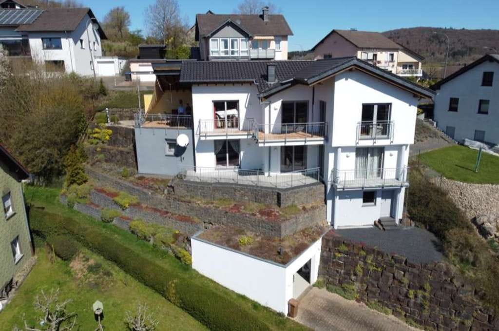 Immobilie in Daun - Sehr gepflegtes Wohnhaus mit Wärmepumpe, Aufzug, Terrasse, Balkon, Garage und Fernblick Daun (31) - Bild 2