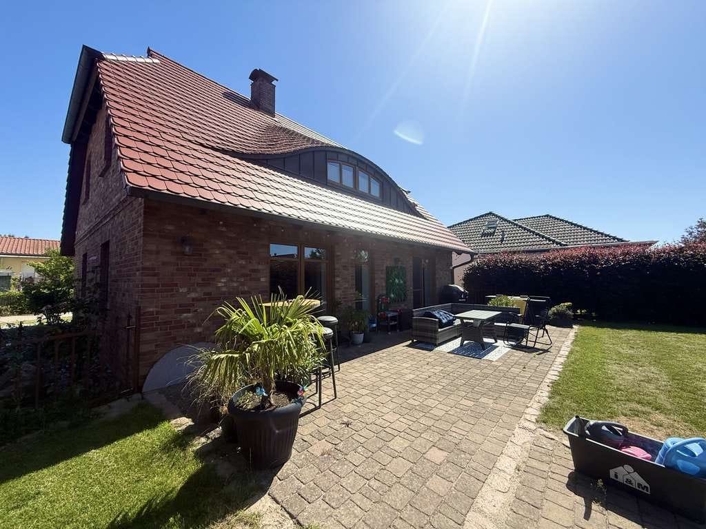 Immobilie in Neukloster - Modernes Einfamilienhaus mit Bungalow, Pool und großzügigem Grundstück in ruhiger Wohnlage...!!! - Bild 2