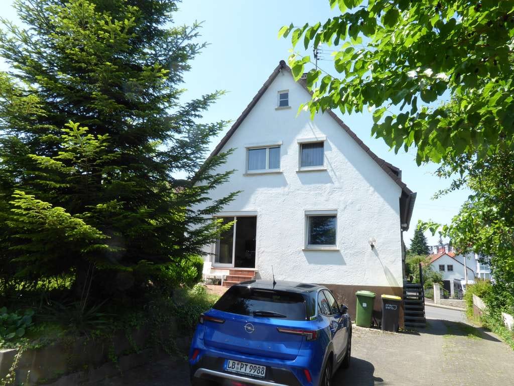 Immobilie in Freiberg am Neckar - 2-Familienhaus mit Ladenfläche, 2 Garagen, 3 PKW-Stellpl., großer Garten - Bild 1