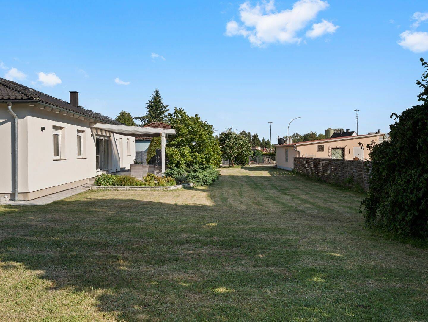 Immobilie in Pressath - Sofort bezugsfertig! Modernisierter Bungalow mit Werkstatt und großem Garten - Bild 3