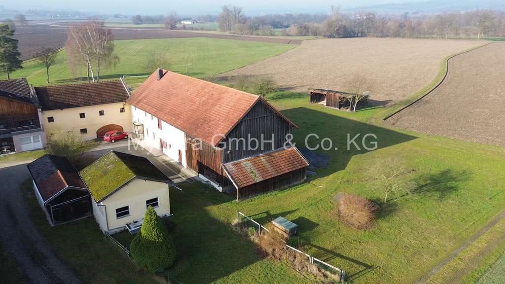 Immobilie in Bayerbach - Landwirtschaftliches Anwesen mit viel Potenzial in ruhiger Weilerlage - Bild 0