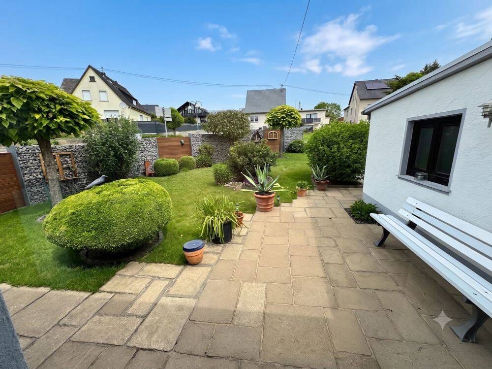Immobilie in Nauort - Zentrale Lage trifft Lebensqualität: Sonnige Dachterrasse, wunderschöner Garten & Wellnessbereich in 56237 Nauort - Bild 3