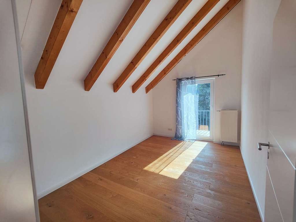 Immobilie in Weitramsdorf - Tolle Eigentumswohnung auf zwei Ebenen mit großer Terrasse, Carport und zwei Stellplätzen - Bild 4