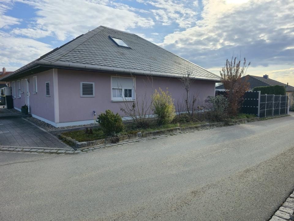 Immobilie in Strehla - Winkelbungalow mit Wärmepumpe, Kamin & Garten - ruhige Lage in Strehla - Bild 0