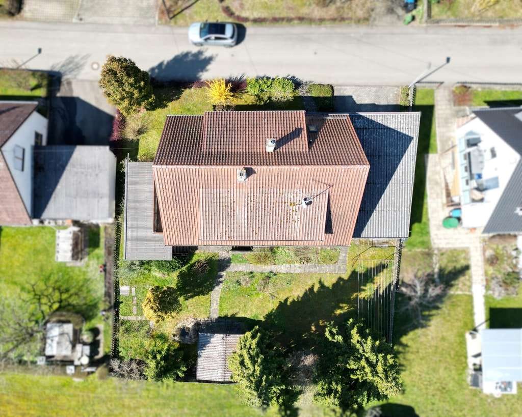 Immobilie in Dußlingen - Zweifamilienhaus Bj. 1969 mit großem Garten und Doppelgarage in ruhiger Lage - Bild 1